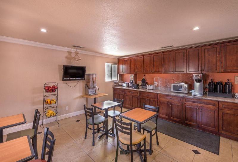 Edgewater Inn Reedley - photo 16