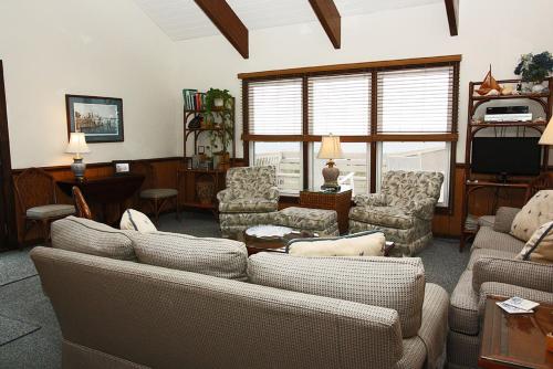 Wahoo by Oak Island Accommodations - photo 25