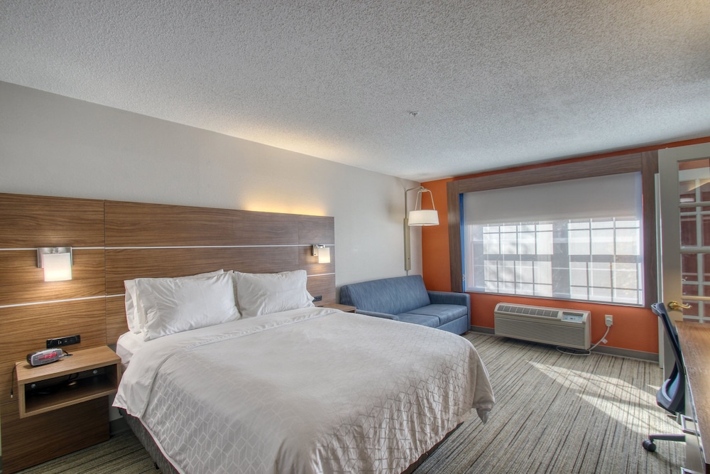 Holiday Inn Express Hotel & Suites Oshkosh by IHG - photo 31