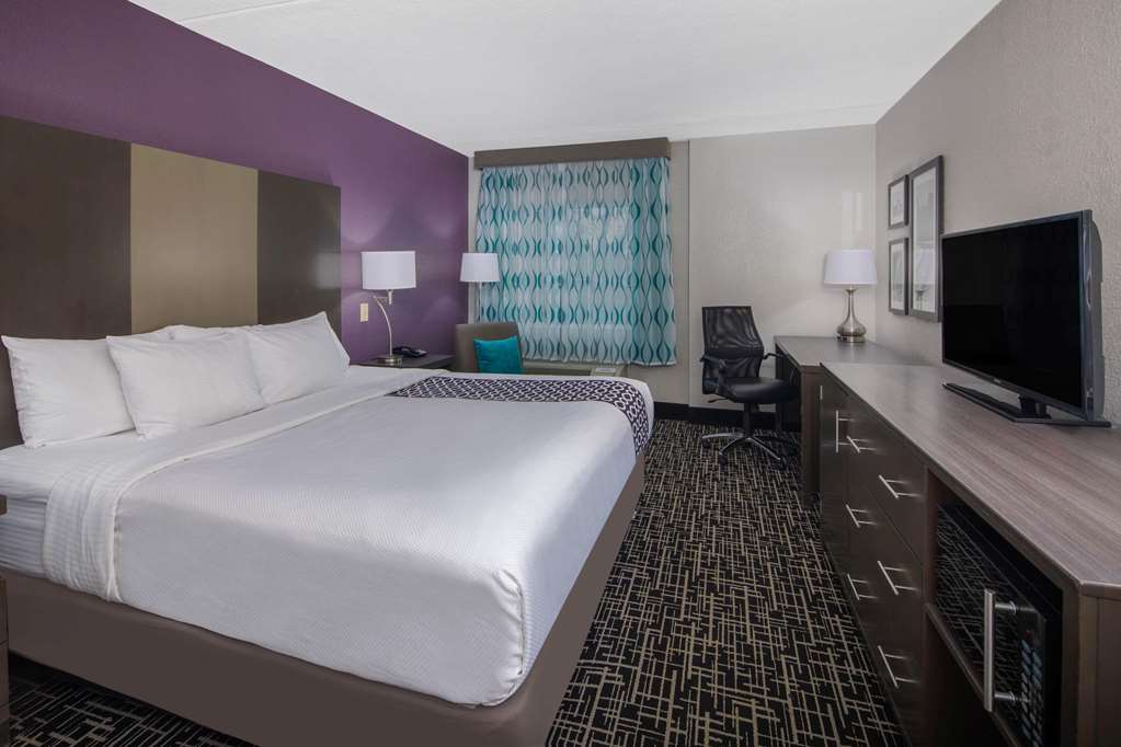 La Quinta Inn & Suites by Wyndham Chattanooga East Ridge - photo 14