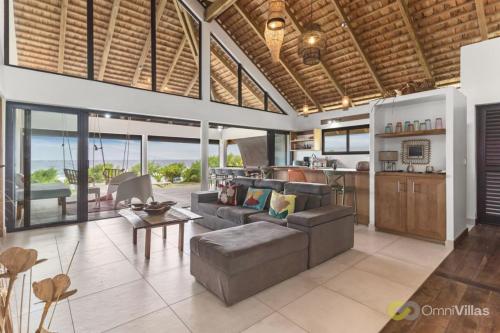 Coastal Bliss: 1BR Bungalow by the Sea in Moorea — 4-Star Luxury Hotel in Teavaro, French Polynesia