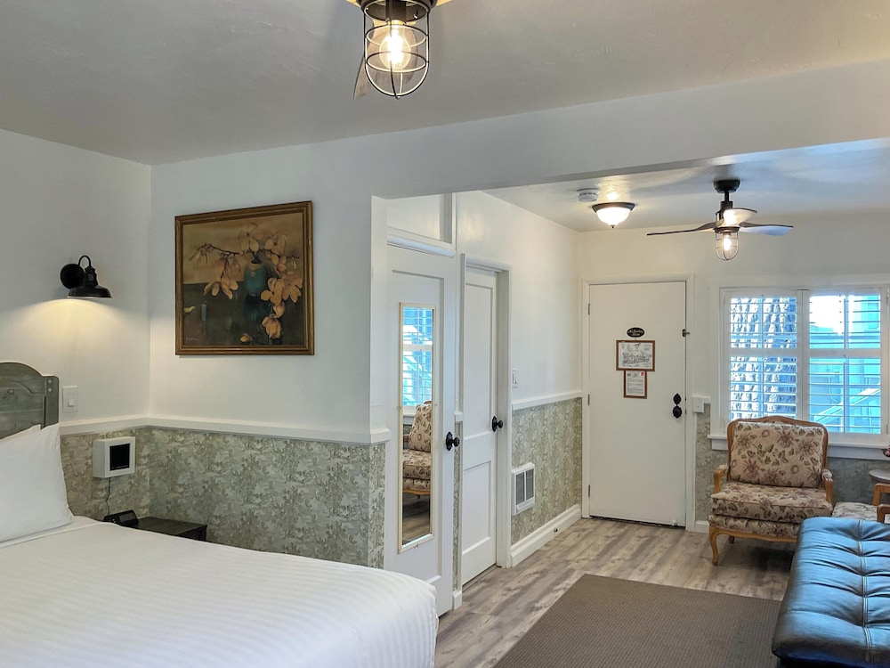 Carmel Green Lantern Inn - photo 75