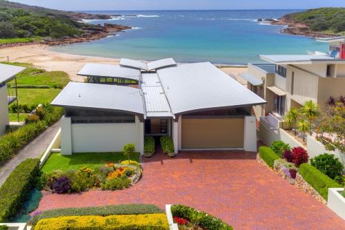 Sails on the Beachfront Exclusive Seaside Home — 4-Star Luxury Hotel in Anna Bay, Australia