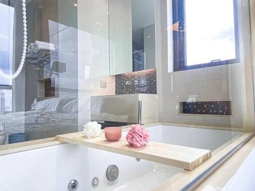 Grand Modern 2BR Ultra Fast WiFi Phrom Phong