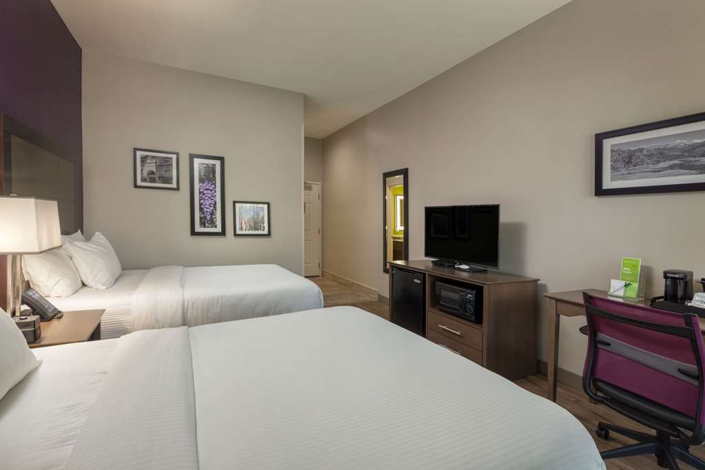 La Quinta Inn & Suites by Wyndham Visalia Sequoia Gateway - photo 24
