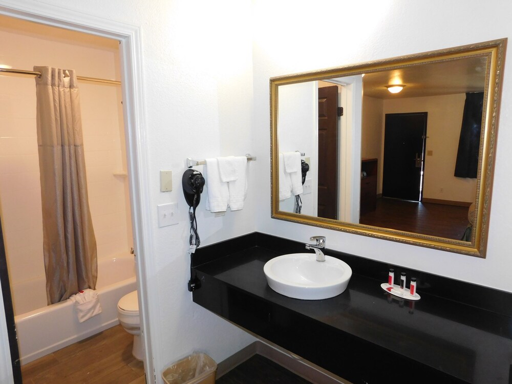 Days Inn By Wyndham Oklahoma City Nw Expressway - photo 33