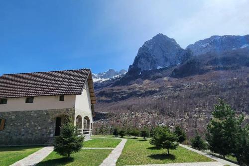 Oda e Arbërit in Unknown City, Albania