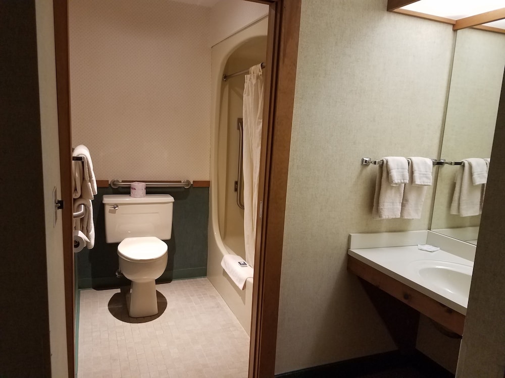 Commodores Inn - photo 29