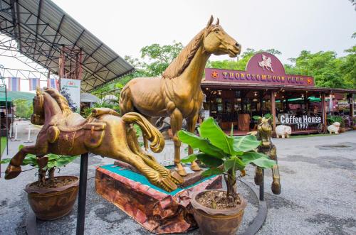 Thongsomboon Club Hotel — hotel in Pak Chong