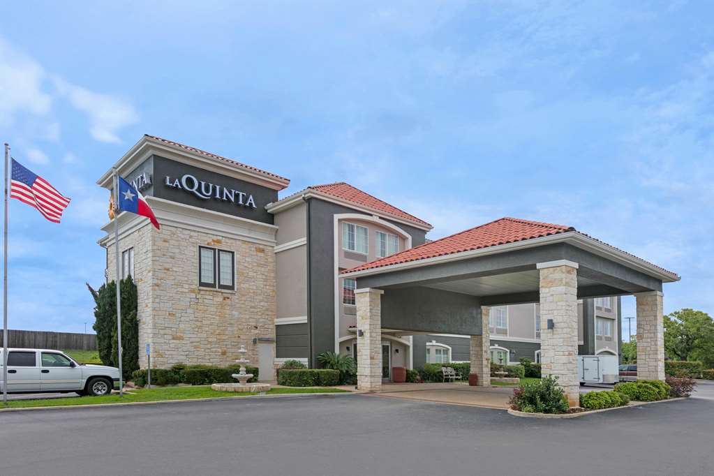 La Quinta Inn & Suites by Wyndham Fredericksburg — hotel in Fredericksburg