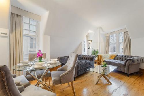 Elegant 3 Bedroom Apartment in the Heart of Piccadilly Circus No Lift 4GL — 4-Star Luxury Hotel in London, United Kingdom