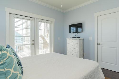 Kiki Hut by Oak Island Accommodations - photo 20