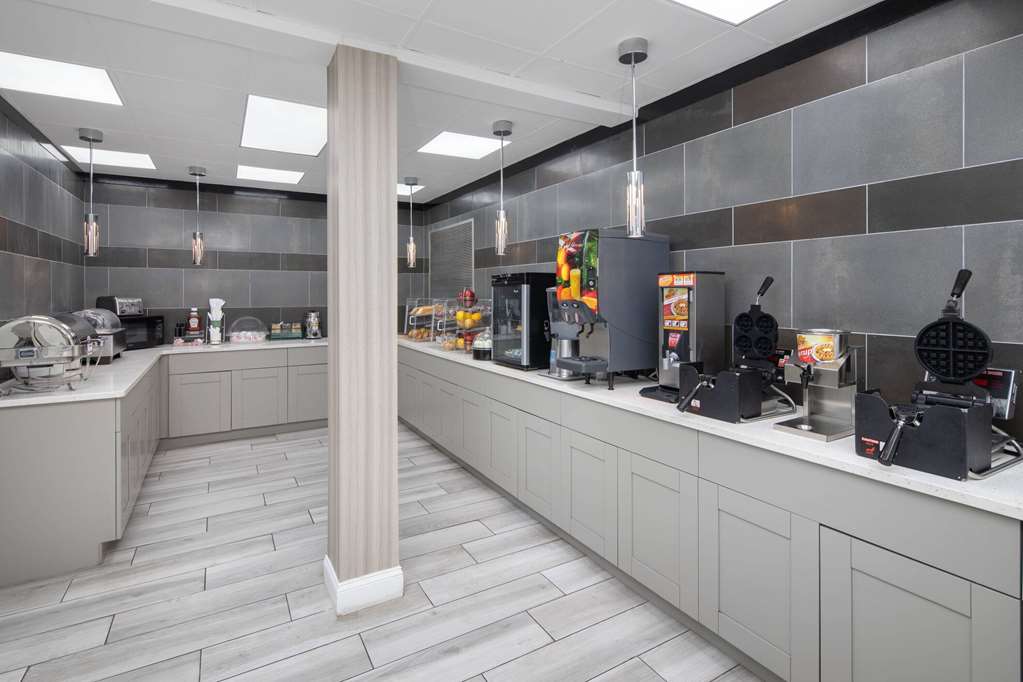 La Quinta Inn & Suites by Wyndham Atlanta Airport South - photo 25