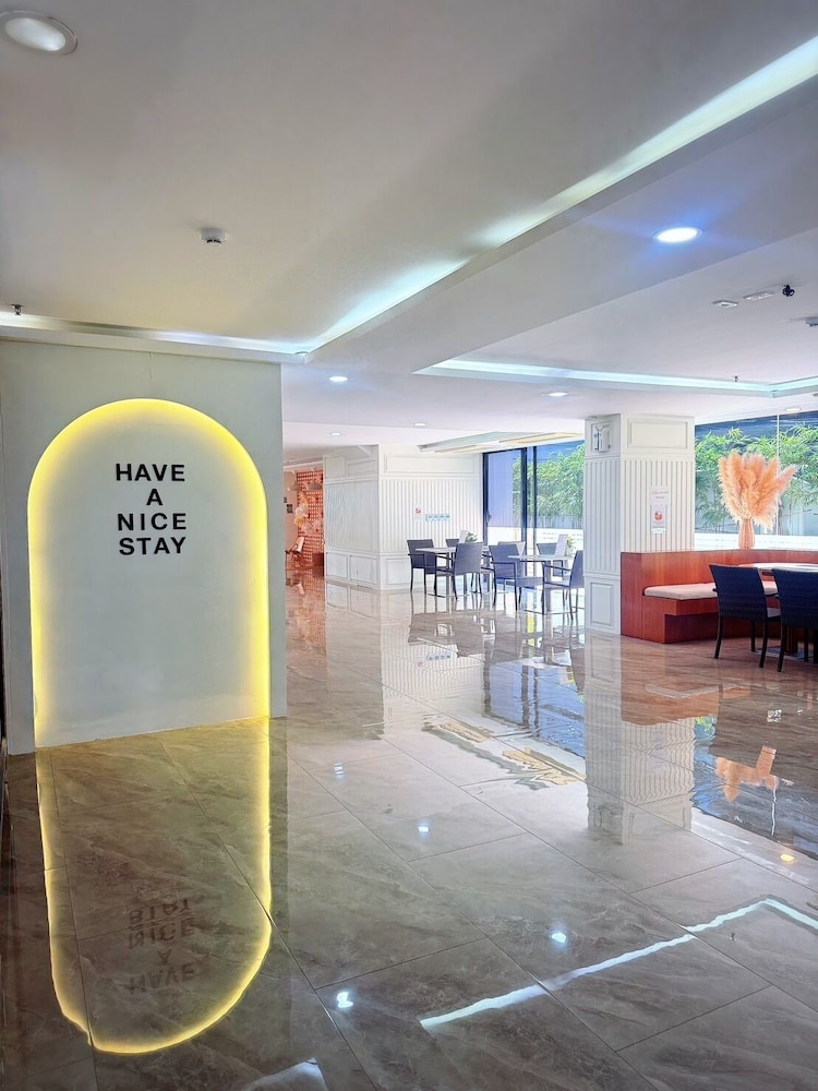 Golden Jomtien Beach Hotel in Pattaya, Thailand