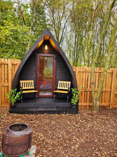 The Laurels Wood Fired Hot Tub and Firepit in Poulton-Le-Fylde, United Kingdom