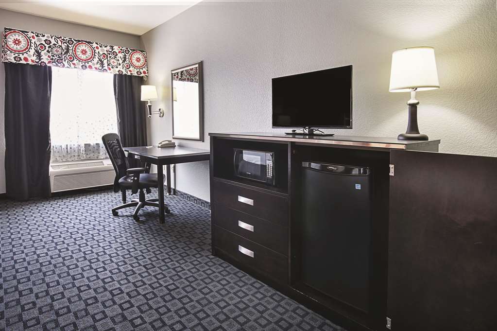 La Quinta Inn & Suites by Wyndham Dallas Hutchins - photo 17