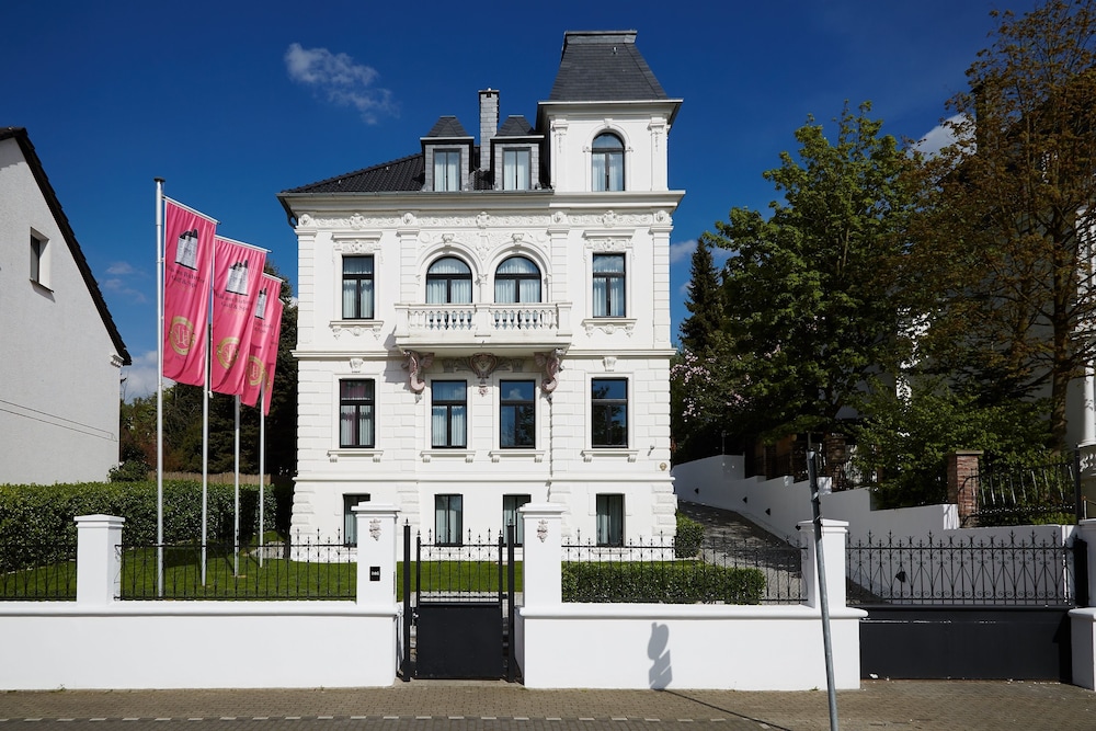 Boutique Villa am Ruhrufer Retreat — 5-Star Luxury Hotel in Muelheim, Germany