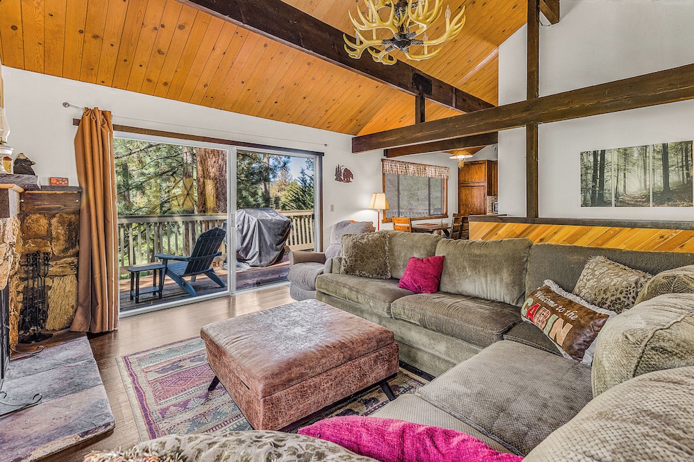 1 Mi to Slopes: Big Bear Ski Haven w Hot Tub — Big Bear Lake — photo 4