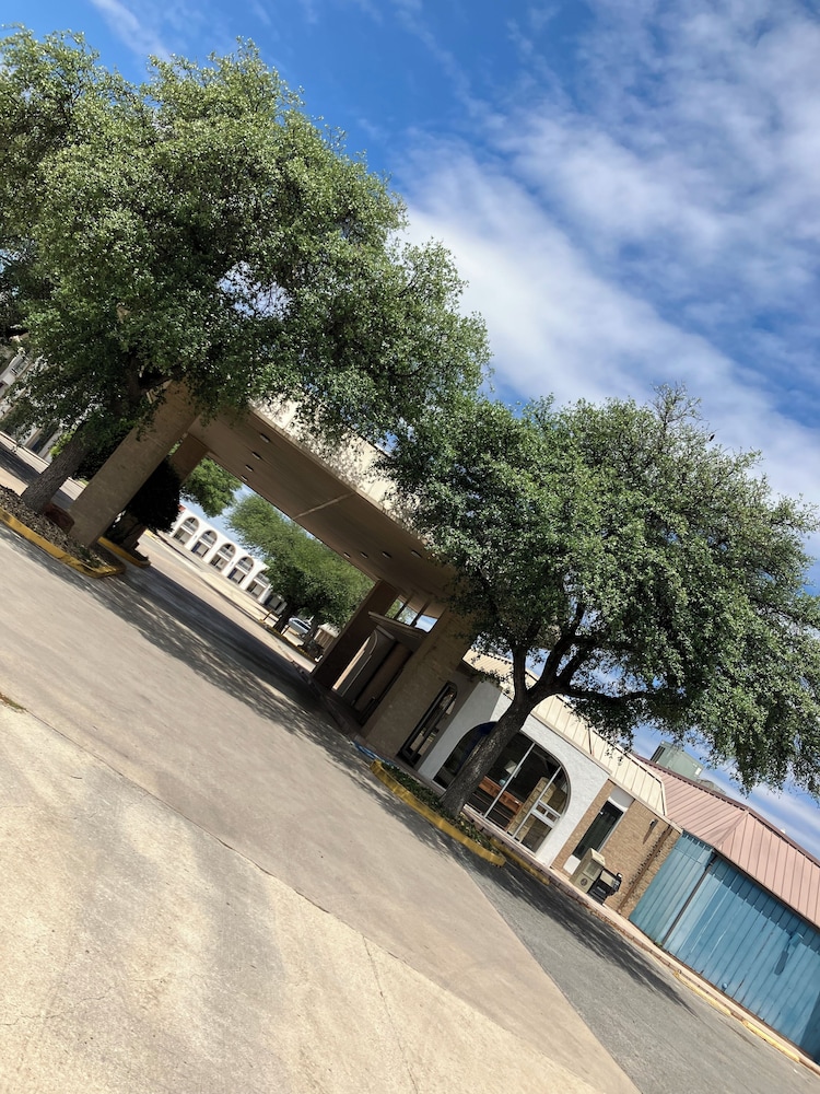 Econo Lodge - photo 20