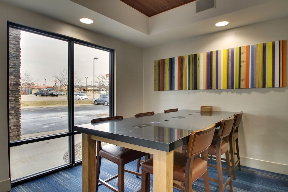 Holiday Inn Express & Suites Interstate 380 at 33rd Avenue by IHG - photo 2