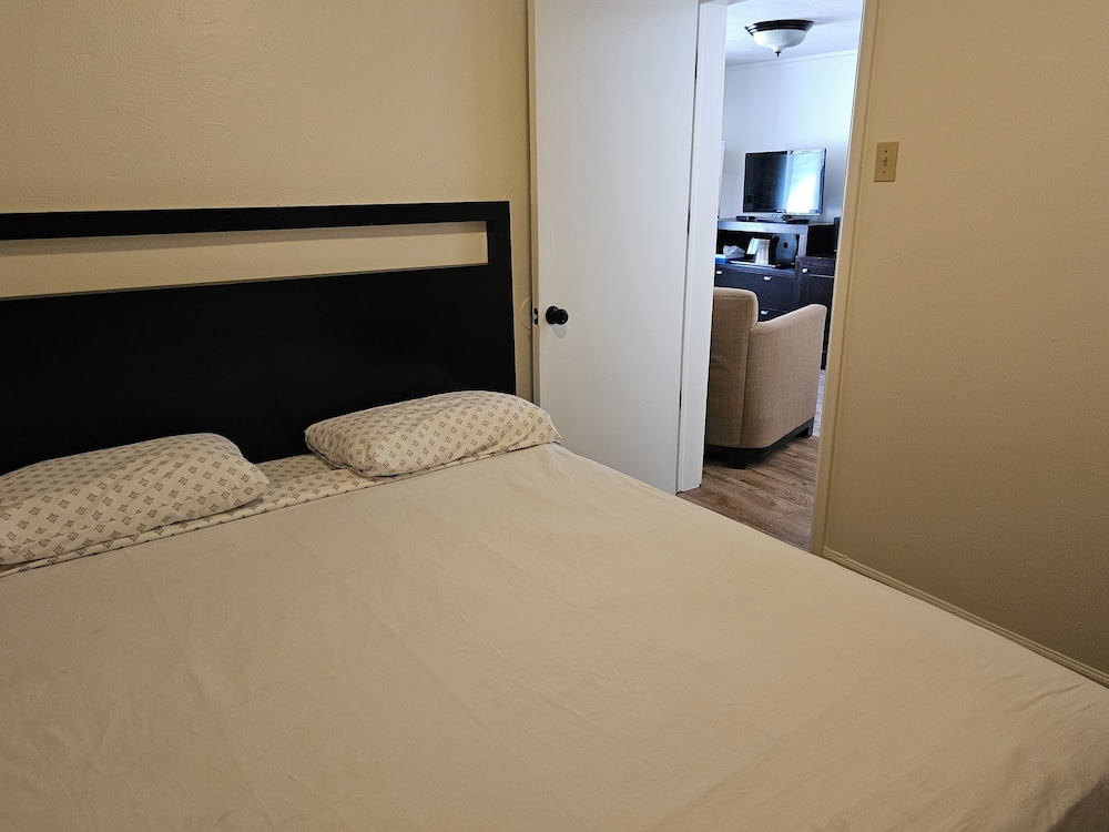 H & H Motor Lodge - photo 16