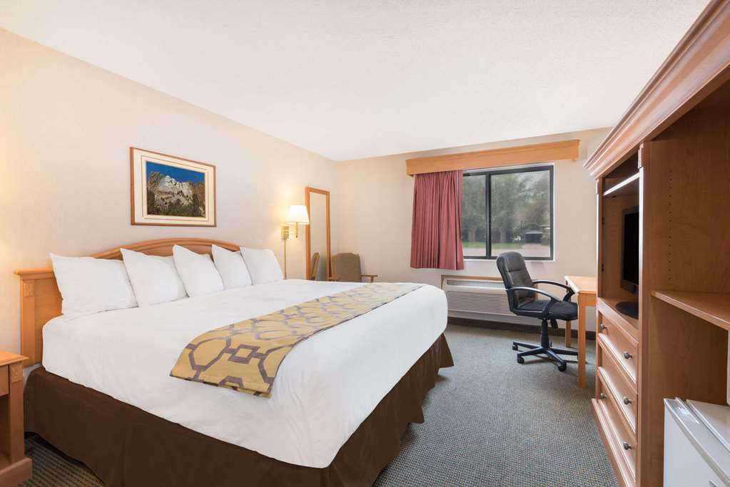 Baymont by Wyndham Hot Springs - photo 11