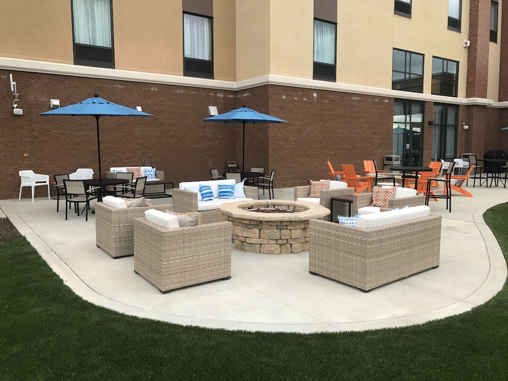 Hampton Inn & Suites Morgantown University Town Centre - photo 44