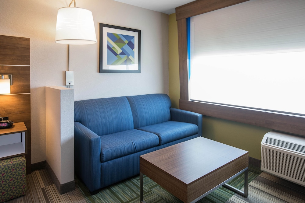 Holiday Inn Express & Suites Ludington by IHG - photo 12