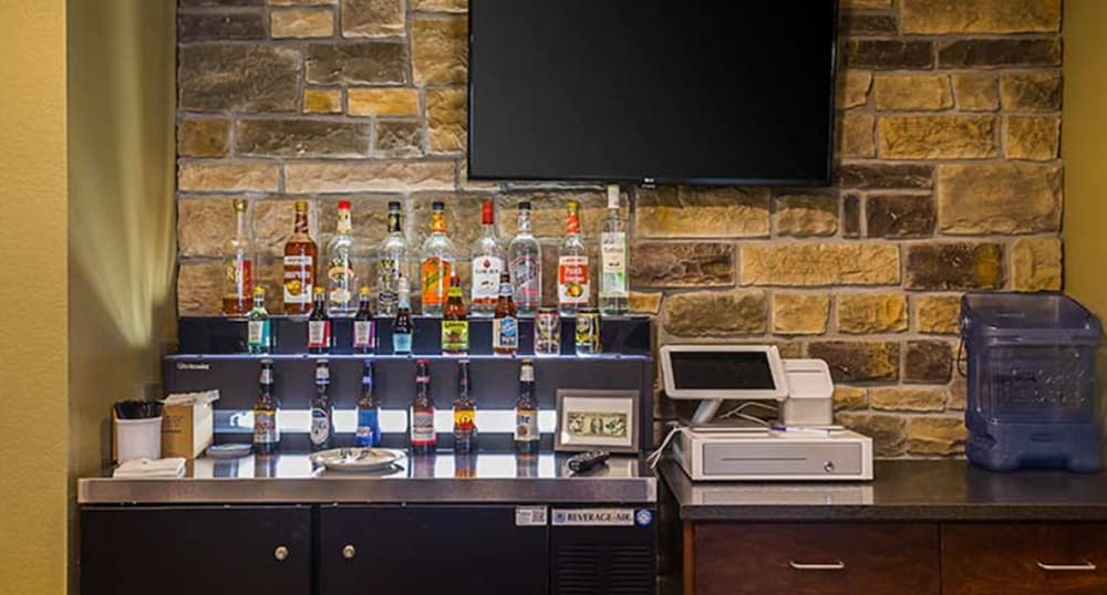 Cobblestone Hotel & Suites Hutchinson - photo 46