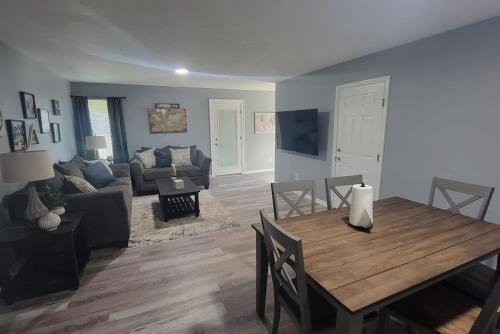 160 Overbrook 3 bedroom home with privately fenced yard and hot tub — 4-Star Luxury Hotel in Monroe, United States