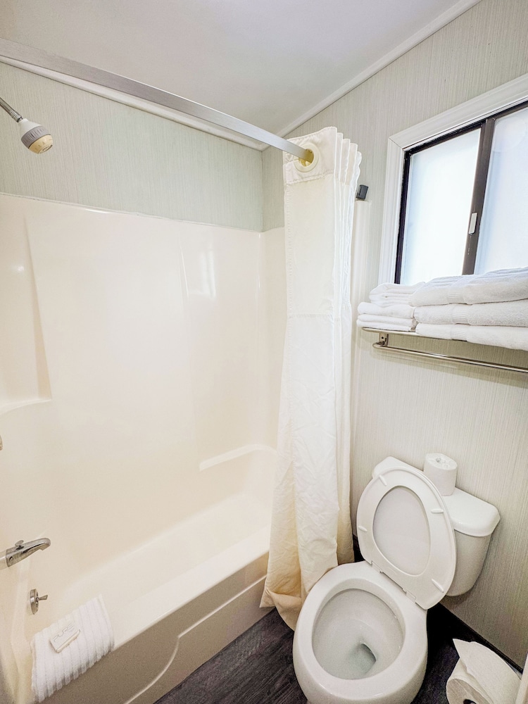 Days Inn by Wyndham Mackinaw City Lakeview - photo 37