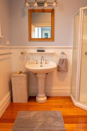 Hill House Hobart Charming home stunning views close to city — 4-Star Luxury Hotel in Hobart, Australia