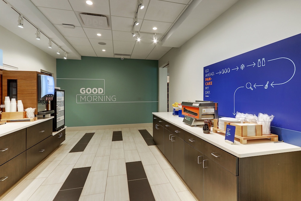 Holiday Inn Express & Suites Roanoke Civic Center by IHG - photo 48