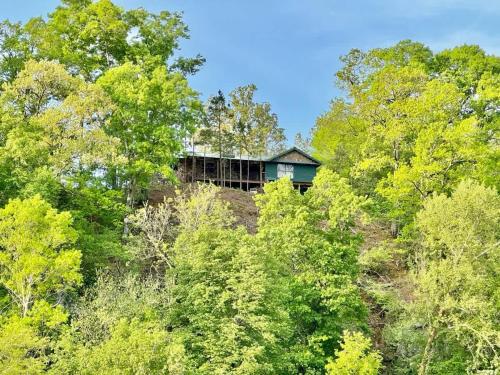 Eagle Rock Cabin Illinois River view — 4-Star Luxury Hotel in Tahlequah, United States