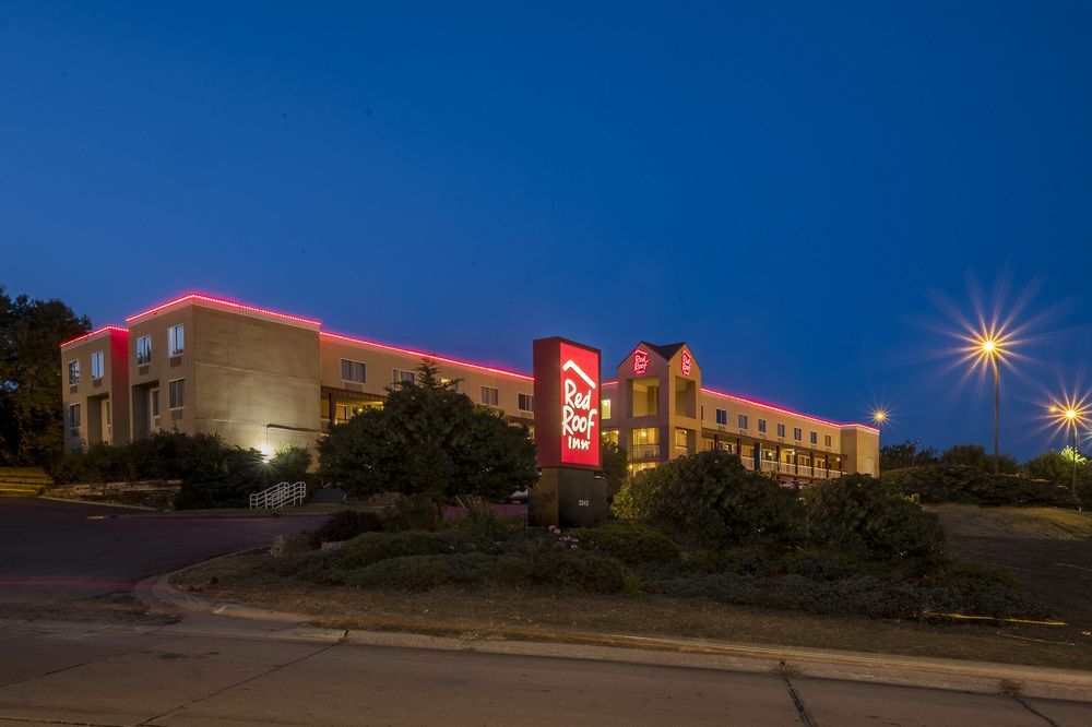 Cedar Rapids Inn - photo 14