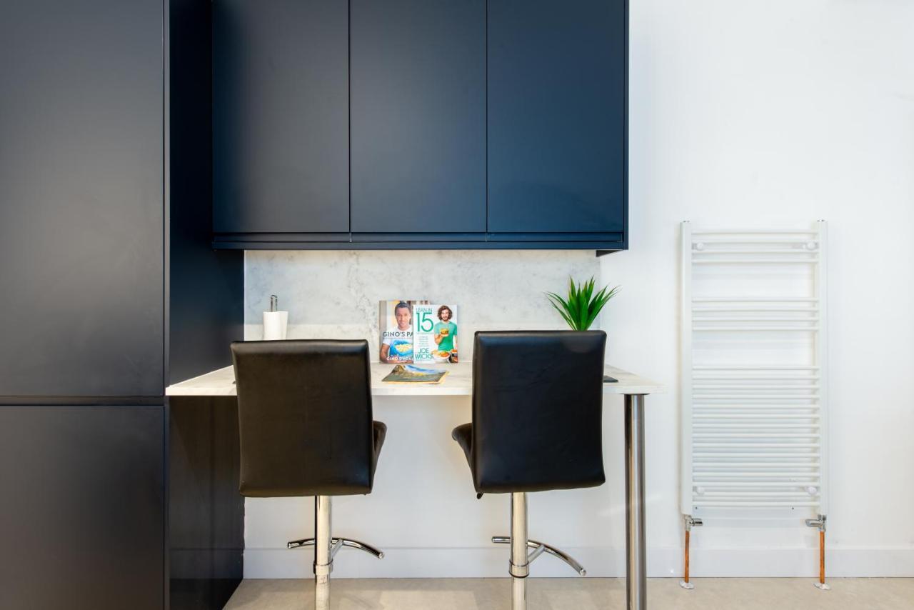 Luxe Maisonette Parking 4K TVs LEDs Local Snacks and more — 4-Star Luxury Hotel in Bath, United Kingdom