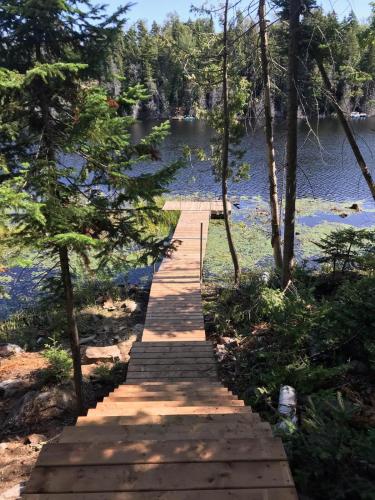 Panoramic Lakefront Chalet with Hot Tub & Firepit — Chertsey — photo 5
