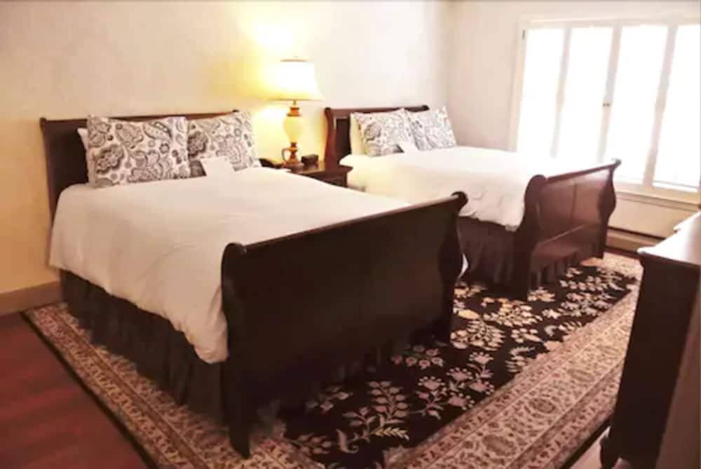 Cow Hollow Inn & Suites - photo 7