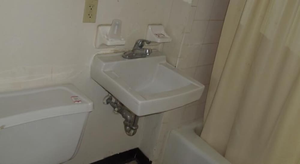 Lee's Motel - photo 18