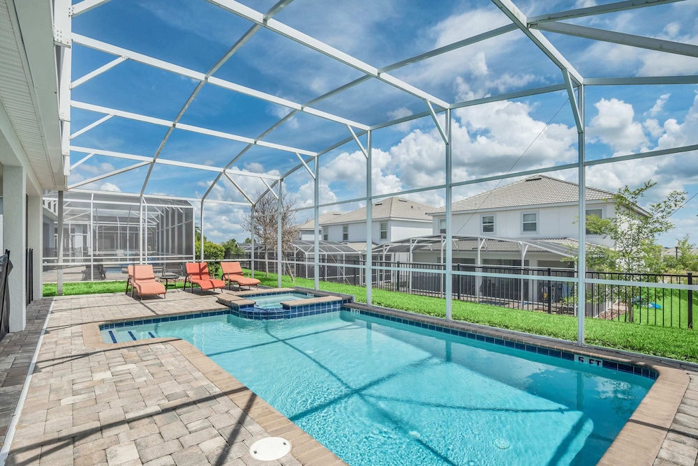 Stunning and Spacious Home Near Disney CDC Standards #rcg8521 — 4-Star Luxury Hotel in Davenport, United States