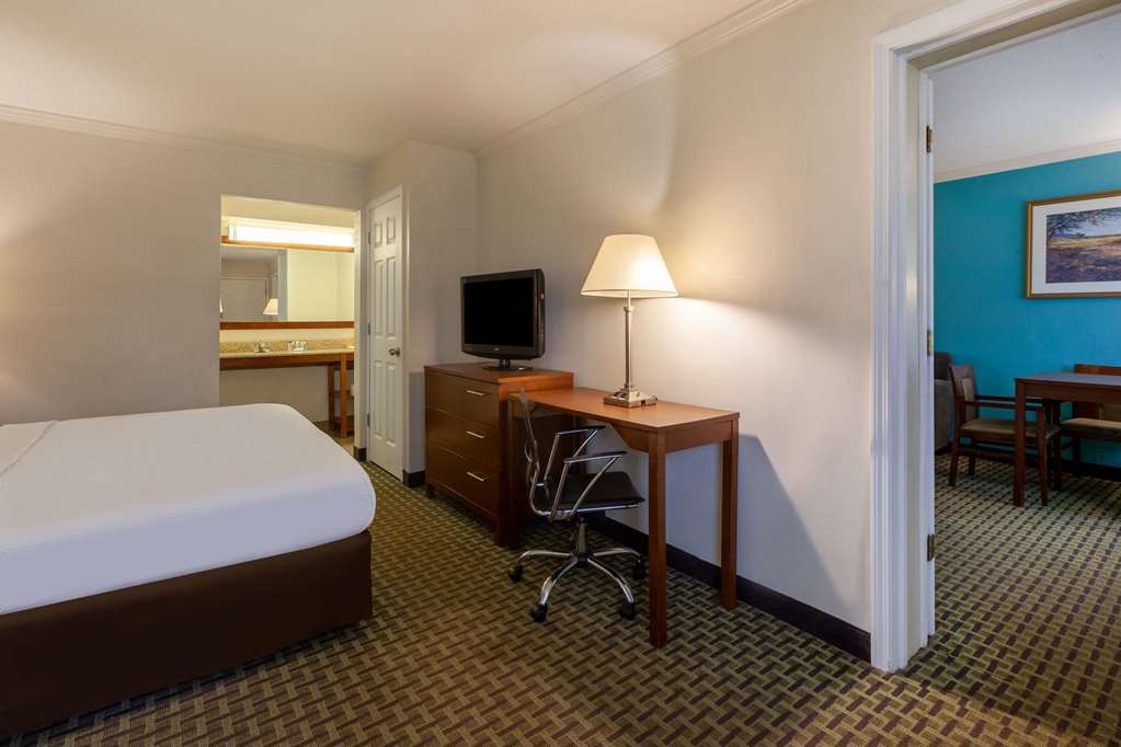 Days Inn by Wyndham Austintown - photo 30
