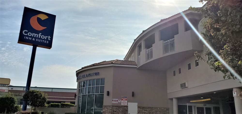 Comfort Inn & Suites Near Universal N. Hollywood Burbank in North Hollywood, United States