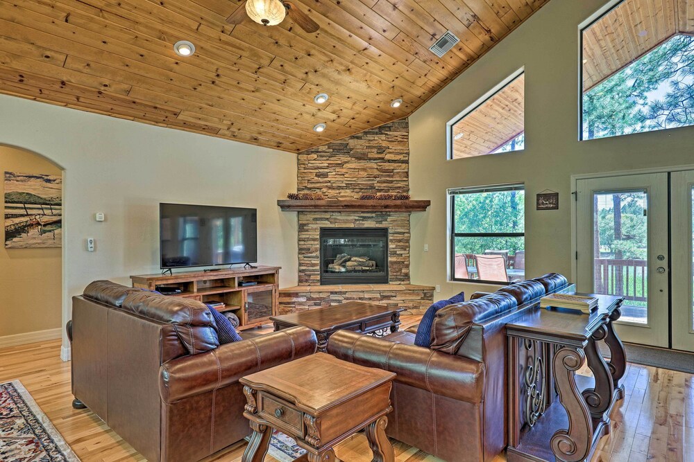 Serene Lakeside Cabin with Decks And Edler Lake Views — 4-Star Luxury Hotel in Lakeside, United States