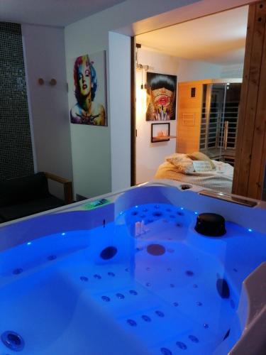 Gîtes déco pop et chaleureuse avec jacuzzi sauna piece coquine in Calais, France