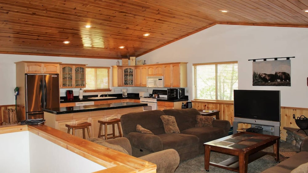 Hot Tub Game Tables Aspen Glen in Big Bear Lake, United States
