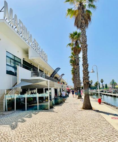 H&H RARE Modern & Elegant Apartment with wonderful sea views a few meters from Porto de Mos Beach — 4-Star Luxury Hotel in Lagos, Portugal