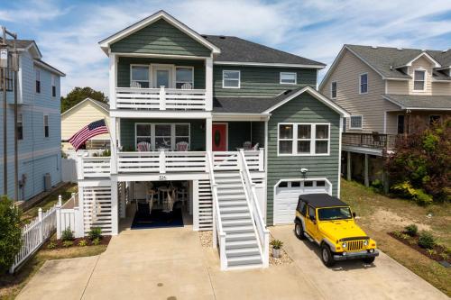 Sojourn Family home with Country Club Access 5 Bedrooms Sleeps 12 — 4-Star Luxury Hotel in Kill Devil Hills, United States