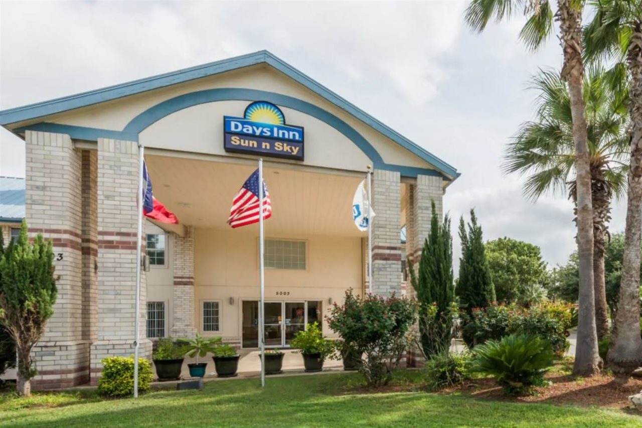 Days Inn by Wyndham San Antonio Southeast Frost Bank Center - photo 2