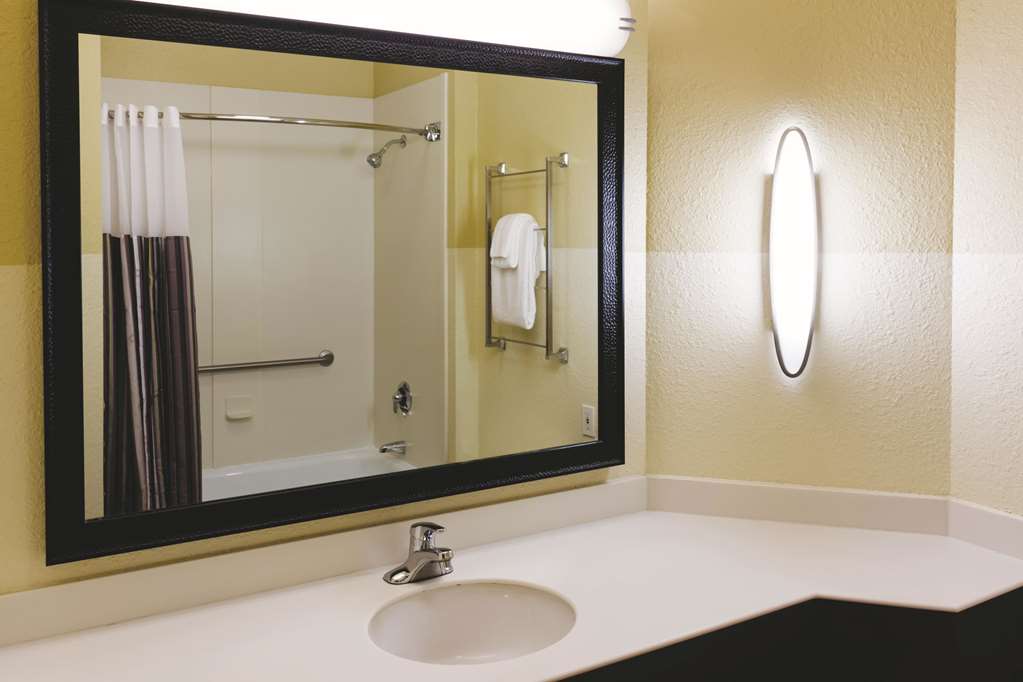 La Quinta Inn & Suites by Wyndham Atlanta Ballpark Galleria - photo 20