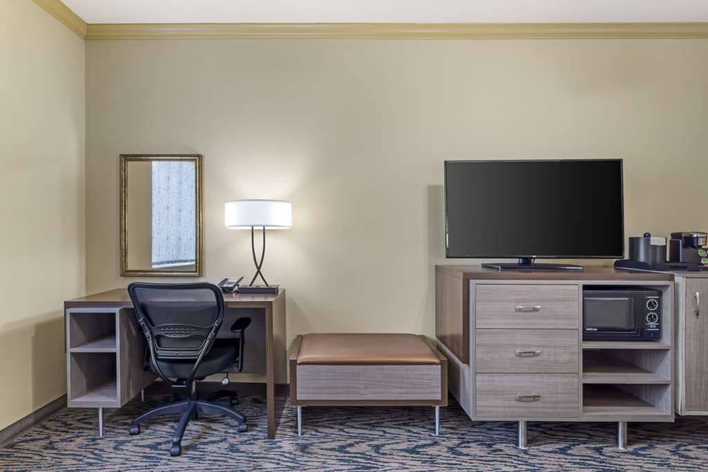 Best Western Plus Crown Colony Inn & Suites - photo 13